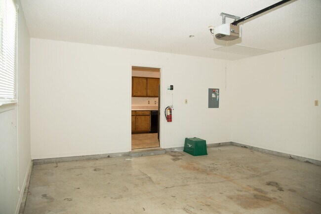 Building Photo - "Charming 3-Bedroom Retreat with 2 Full Baths in Mary Esther, FL!"