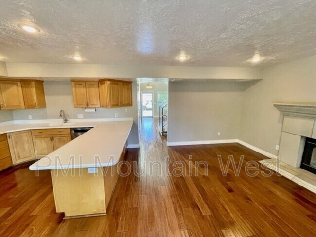 Building Photo - 499 N 200 W
