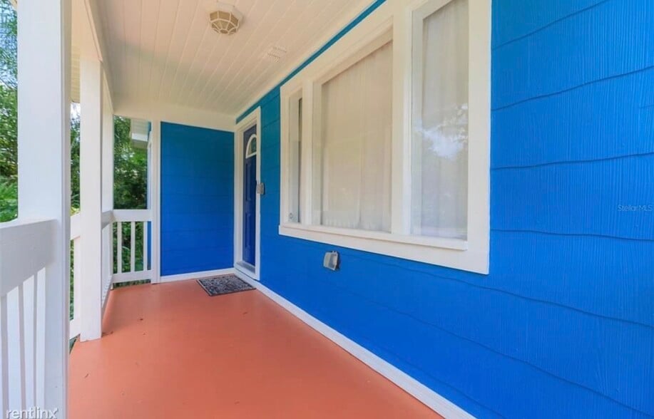 Front porch - 1221 E Flora St