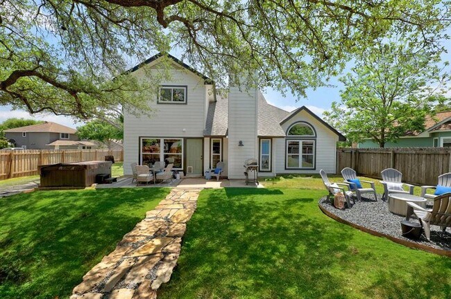 Primary Photo - 901 Oakcrest Cir