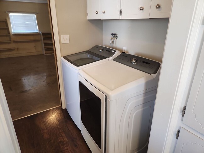 Building Photo - 2 Bedroom 1.5 Bath Washer Dryer Included i...