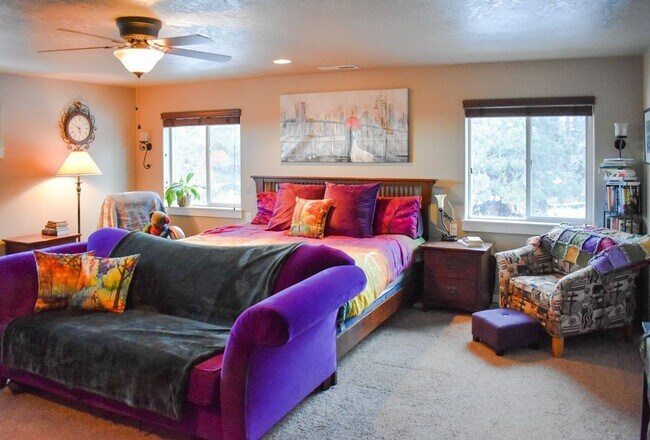 Building Photo - Spacious 5 Bed/2.5 Bath Single Family Home...