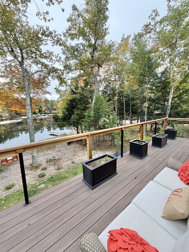 Building Photo - 304 NW River Rd