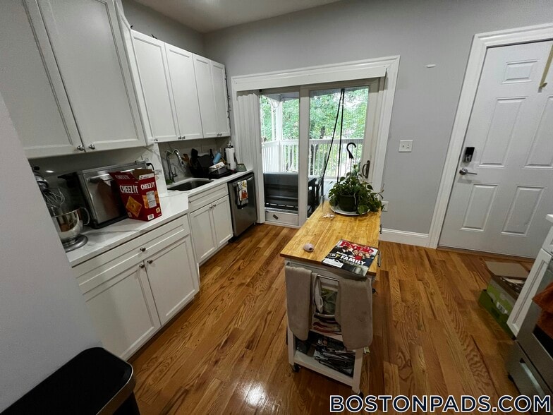 Building Photo - 372 Oxford St