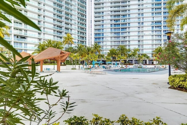 Building Photo - 100 Bayview Dr