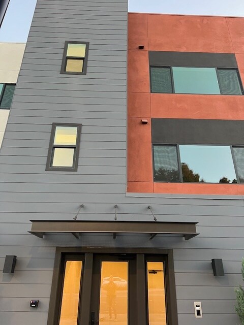 Building Photo - 400 W Central Ave