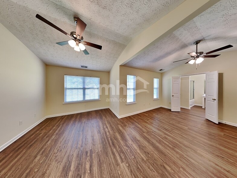 Building Photo - 891 Edgewood Ln