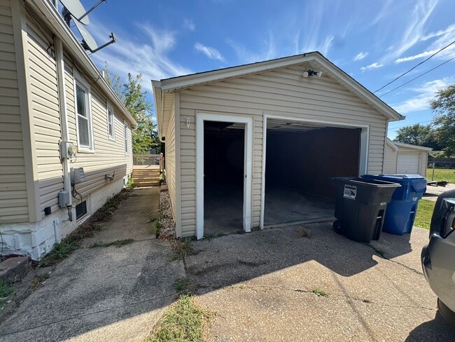 Building Photo - Updated 2 Bedroom Home with Central Air, H...