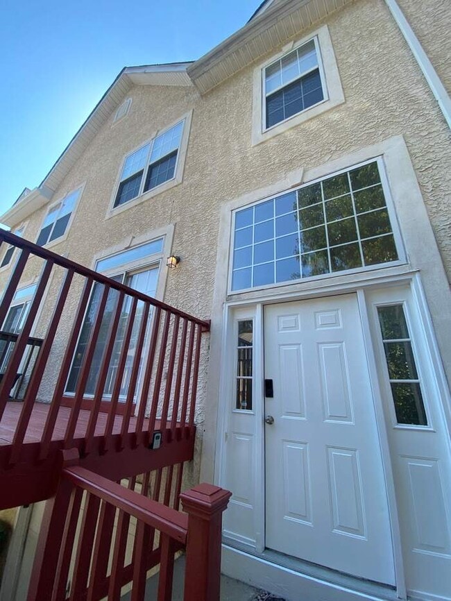 Primary Photo - AVAILABLE NOW! -16 Thomas Ln N, Newark, DE...