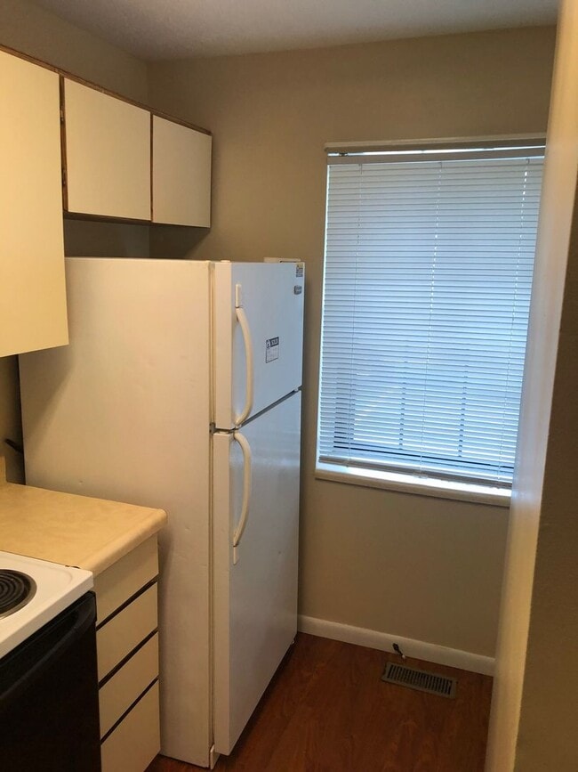 Building Photo - 3 bedroom, 2.5 bathroom townhome: Timber Ridge