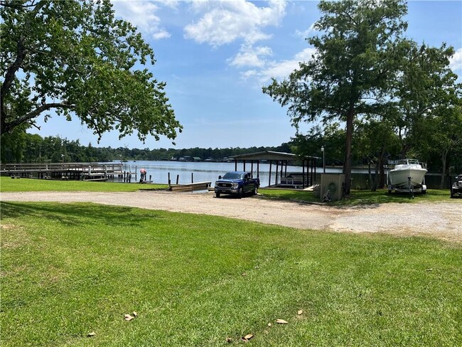 Building Photo - 332 Riverbend Dr