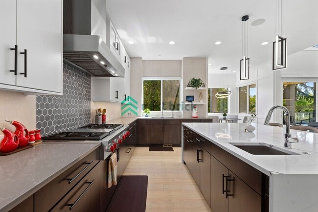 Building Photo - Luxury Meets Innovation | Stunning 5Bed, 5...