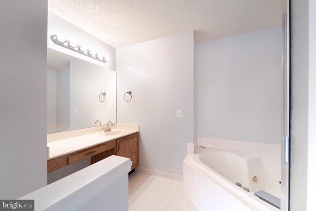 Building Photo - 413 Lakeview Ct