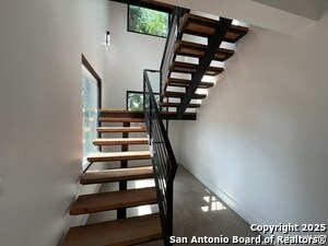 Building Photo - 2615 S Flores St