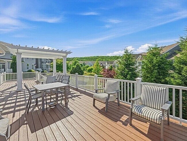 Building Photo - Spacious 3BR Condo in Westborough