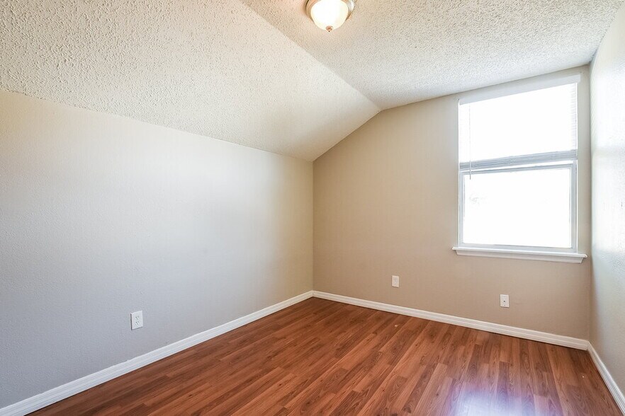 Building Photo - 9801 Red Clover Ave