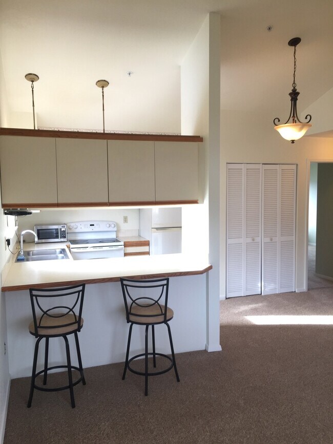 Building Photo - One Bedroom Top Floor Corner Unit Condo