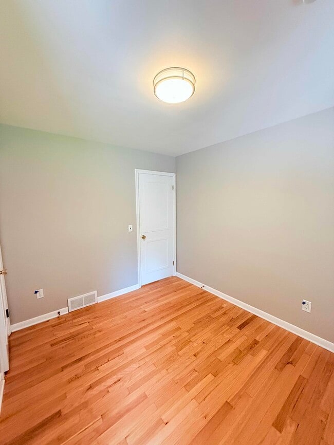 Building Photo - 1718 Cresthill Ave