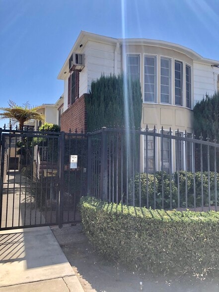 Building Photo - 10942 Moorpark St