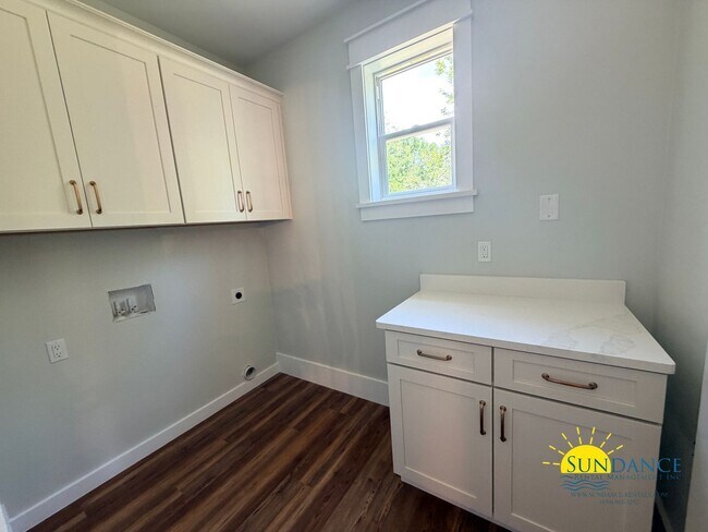 Building Photo - 5870 Saratoga Dr