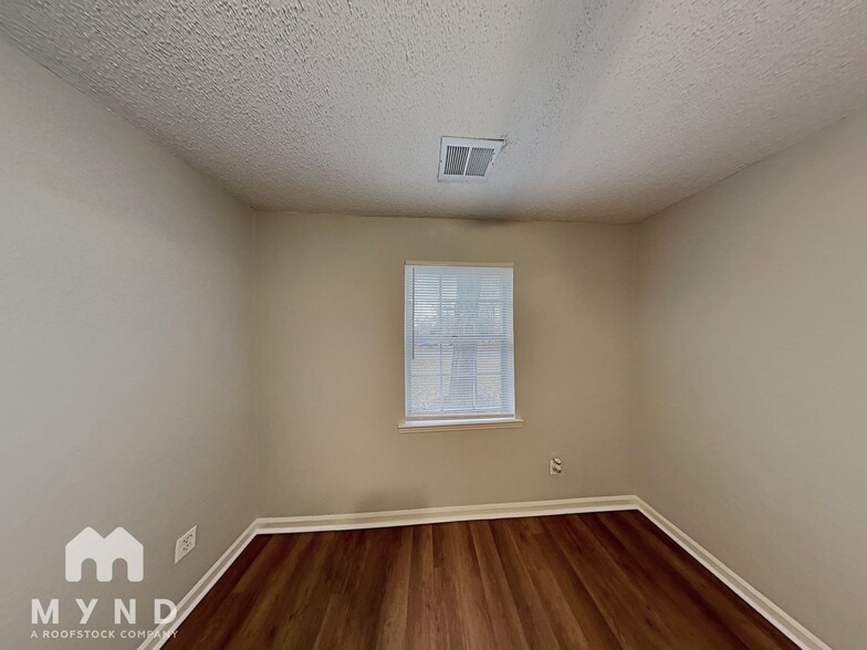 Building Photo - 320 Navajo Pines Dr