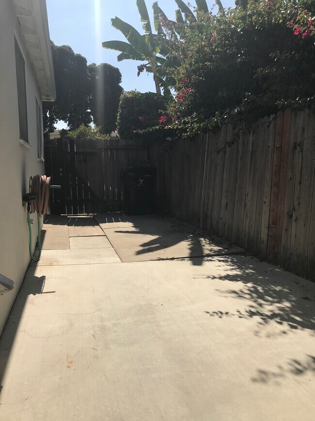 Building Photo - 2709-2711 Broadway Ave