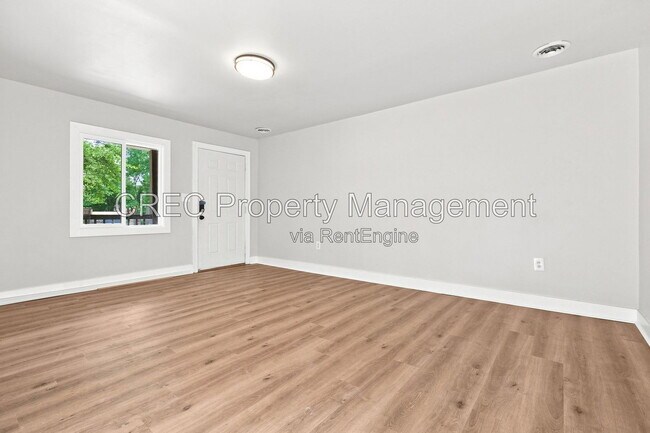 Building Photo - 1605 Pineview Rd
