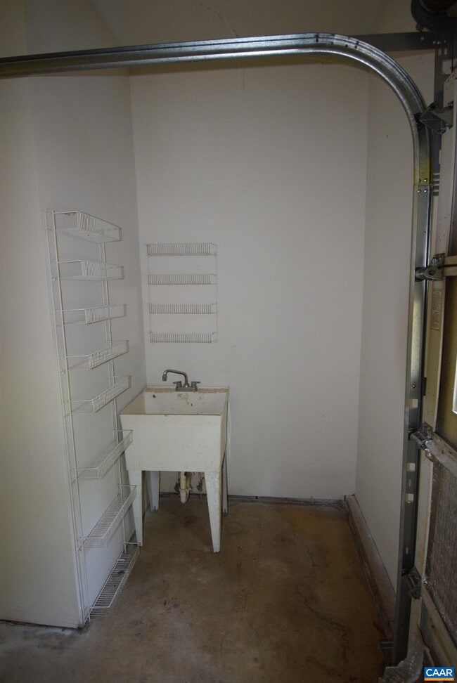 Building Photo - 19 Woodlawn Dr