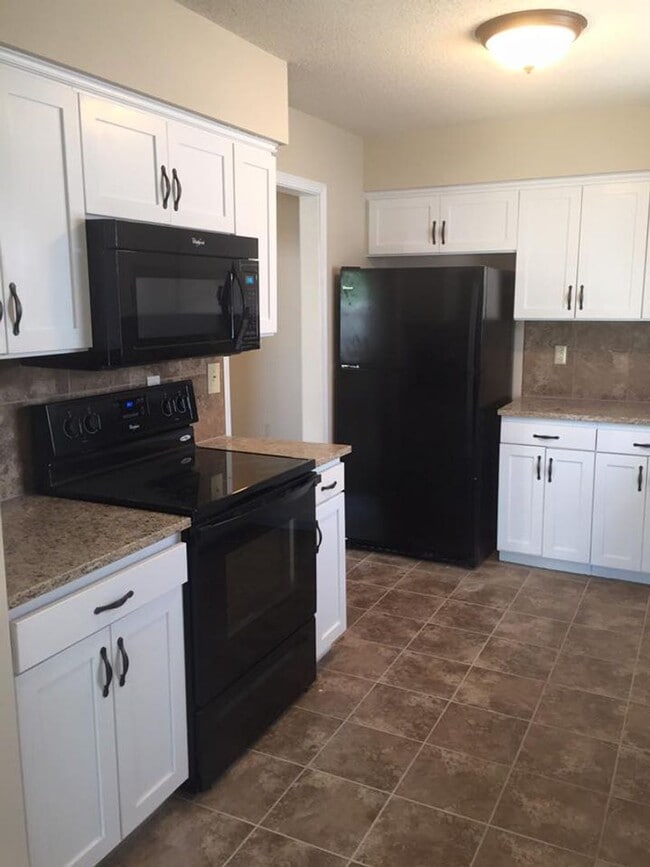 Building Photo - Updated 3bed 2 bath with fenced in yard!