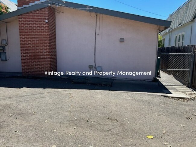 Building Photo - This Updated 2 Bedroom Duplex Is Ready to ...