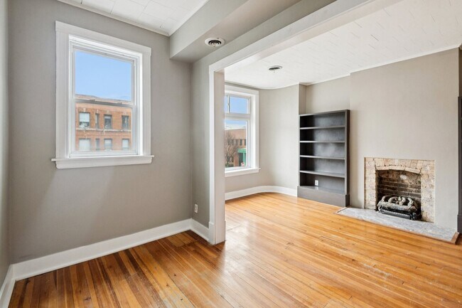 Building Photo - 903 W Addison St