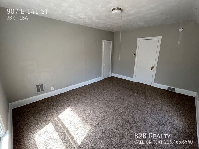 Building Photo - Charming 3-Bedroom Property in Prime Location