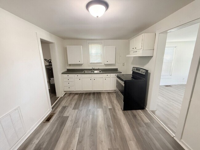Building Photo - Charming, spacious 3-Bedroom Home in Central Columbia