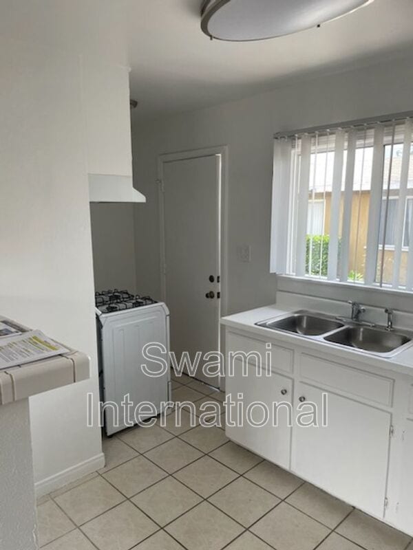 Building Photo - 4542 W Imperial Hwy