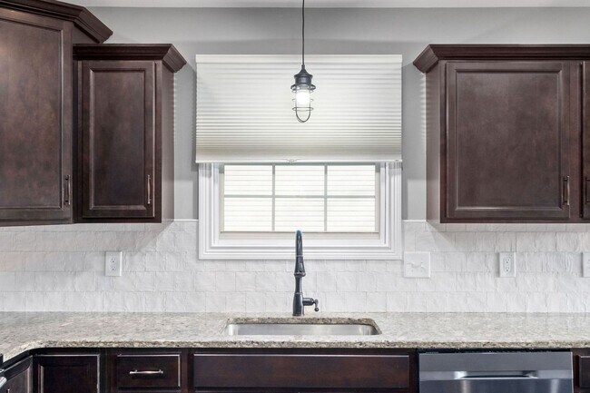 Building Photo - Country feel in the City.  Sharp 3 bed 2 bath.  Close to Fort Campbell.