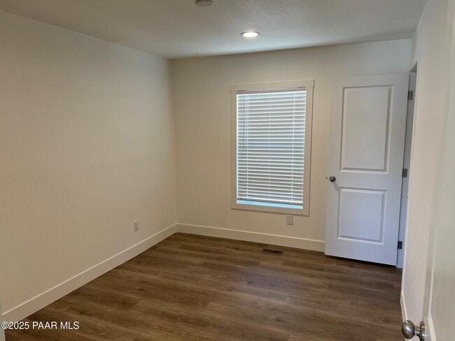 Building Photo - 25317 N Lakeside Dr