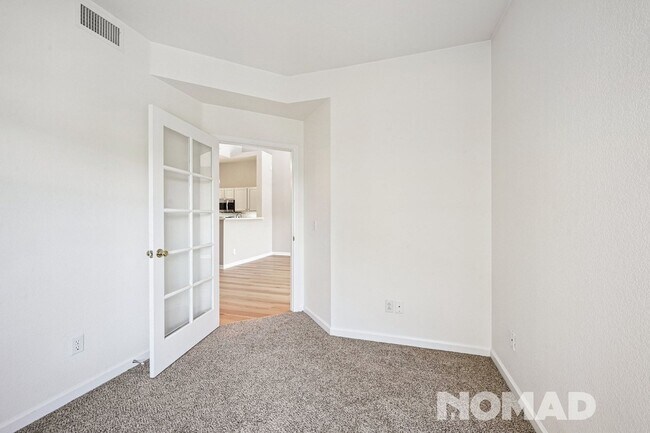 Building Photo - Spacious 3-Bed, 2-Bath Townhome with Garag...
