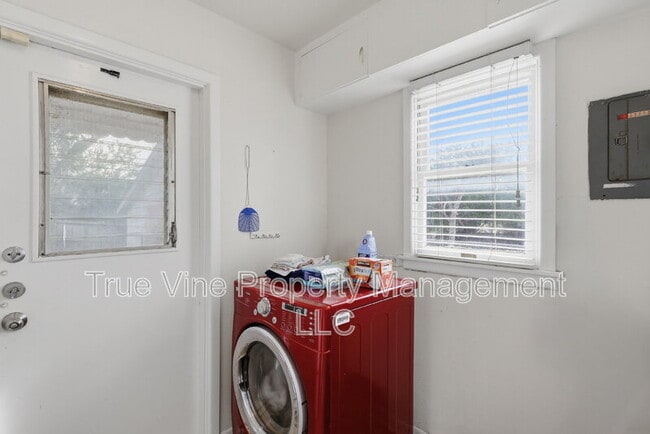 Building Photo - 2423 W Gramercy Pl