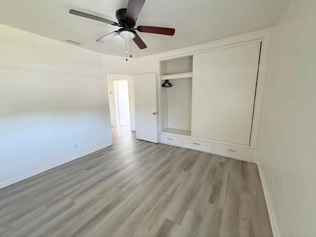 Building Photo - 587 E Arrow Hwy