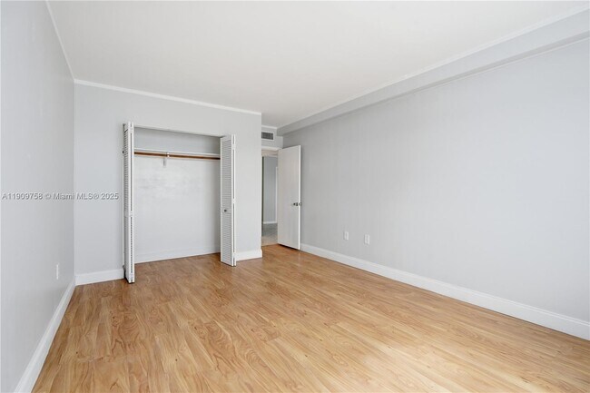 Building Photo - 400 Kings Point Dr