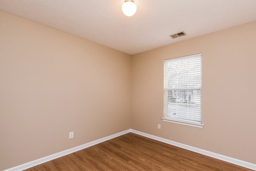 Building Photo - 2704 Lake Park Ridge E