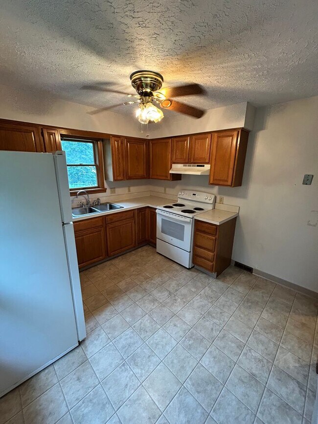 Building Photo - 212 Mohican Ave
