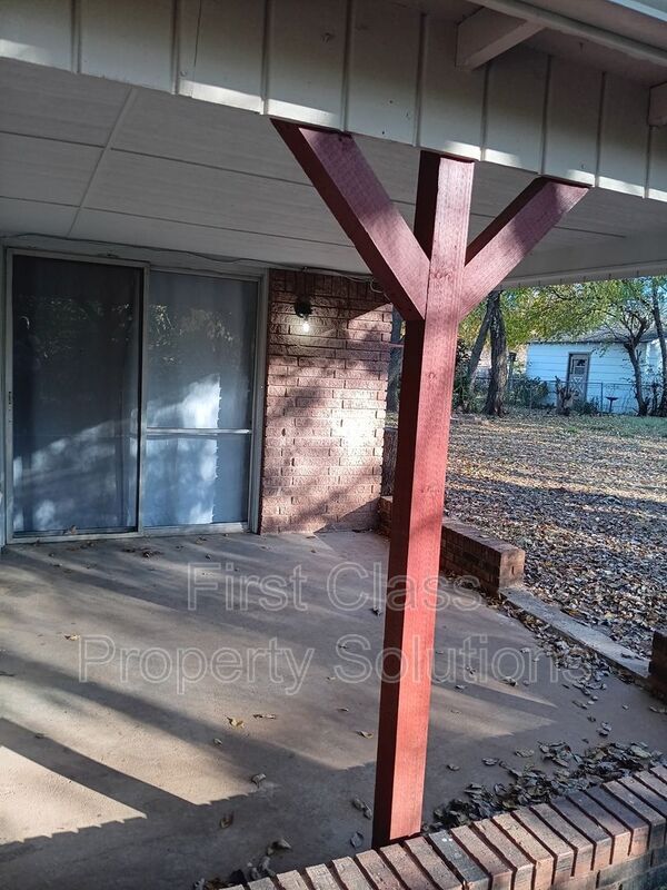 Building Photo - 3808 SE 15th St