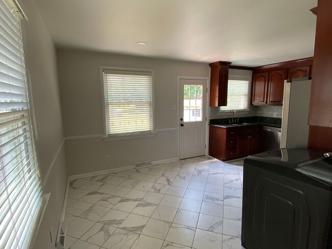 Building Photo - --RENOVATED HOME AVAILABLE JUNE 6TH! -- 3 ...