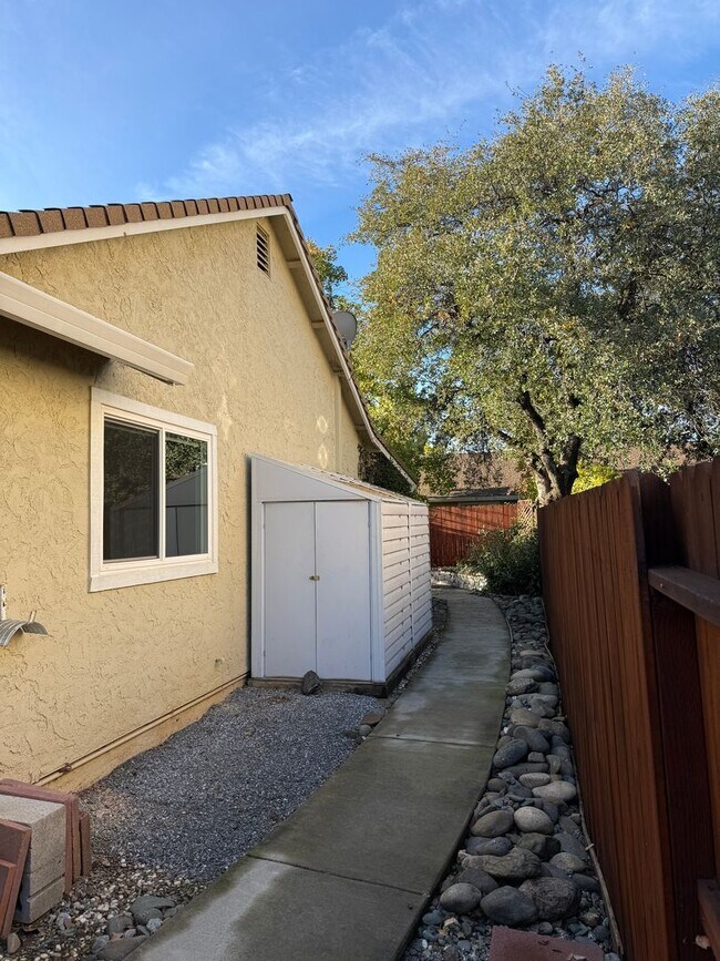 Building Photo - Charming 2-bedroom, 2-bathroom home locate...