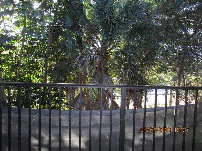 Building Photo - 350 Crestwood Cir