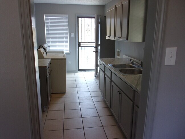 Building Photo - 2957 Phyllis Ln