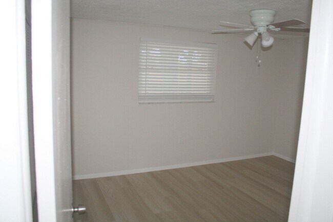 Building Photo - Beautifully updated 2 bedroom 2 bath