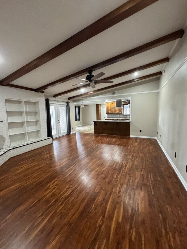 Building Photo - Incredible 4 Bed / 2 Bath updated Home, Available Now!