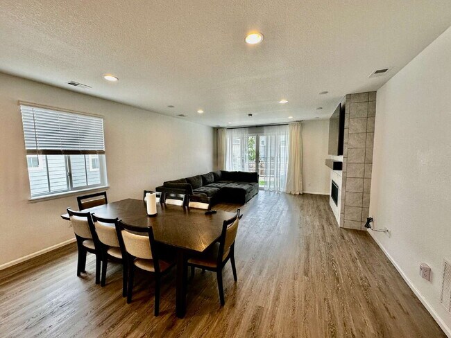 Building Photo - "Charming 4-Bedroom Castle Rock Home with Spacious Living!"